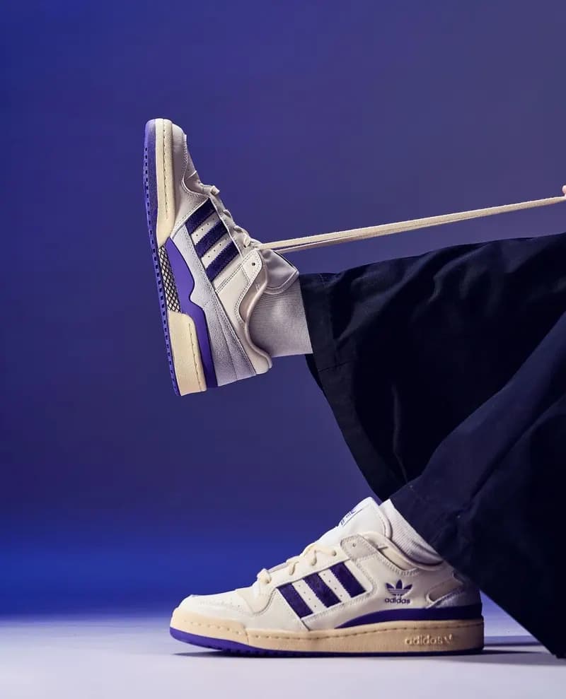Пример фотографии: Sneakers on Blue