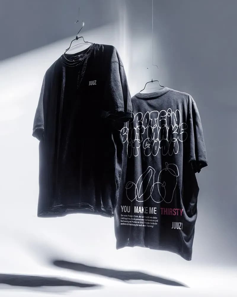 Пример фотографии: Two Tees on Hangers