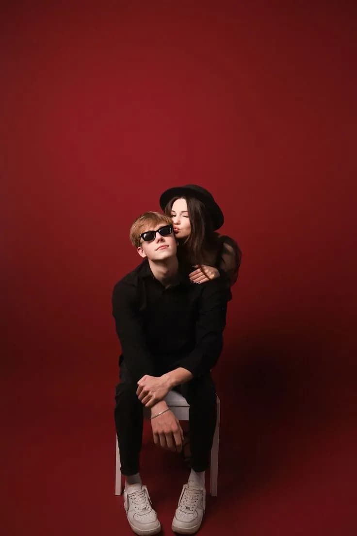 Пример фотографии: Red Backdrop Duo